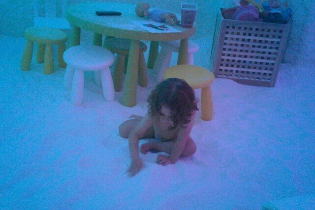 pequeña jugando en sala de haloterapia saltium