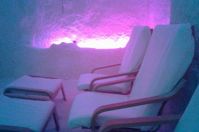 sillones en sala de haloterapia saltium