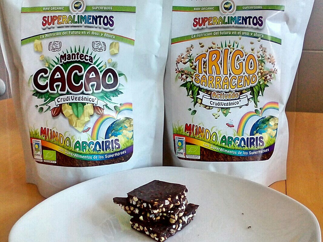 manteca de cacao, trigo sarraceno activado un unos cachos de chocolate crujiente casero