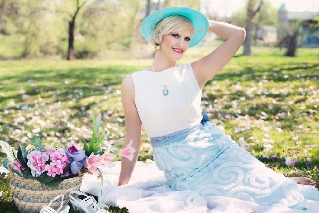 Mujer alegre en campo de flores