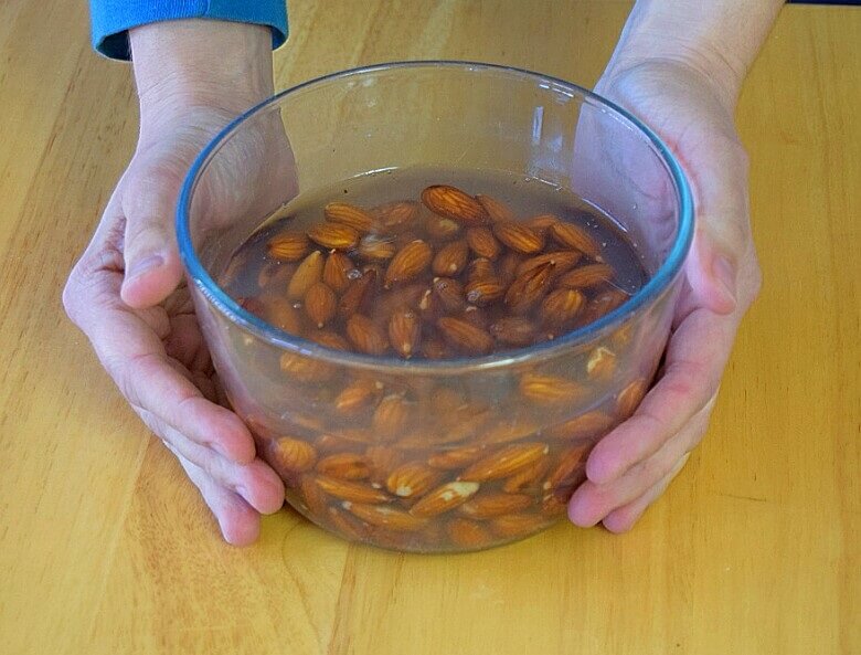 almendras en remojo en un bol de cristal