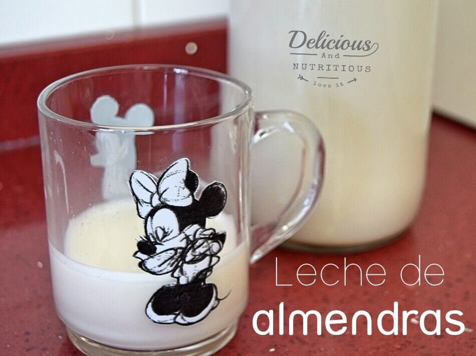 vaso y botella con leche de almendras casera