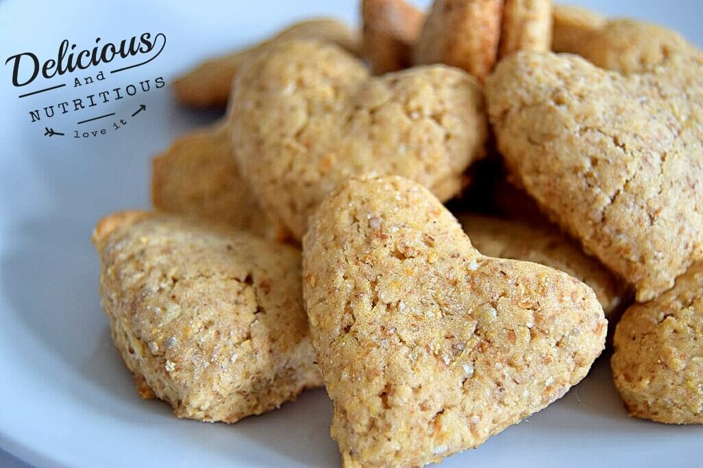 unas cuantas galletas veganas con forma de corazon sobre un plato blanco