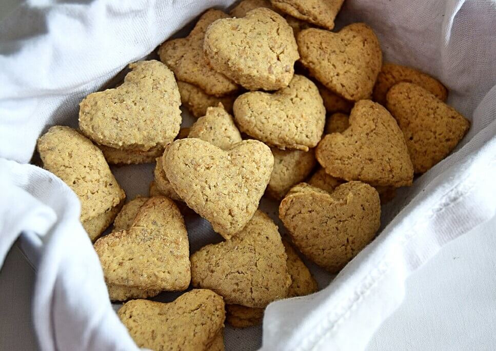 galletas veganas con forma de corazon en una cajita metalica