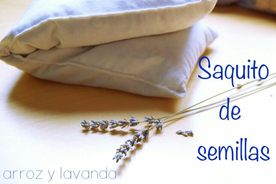 saquito de semillas casero junto a flores de lavanda