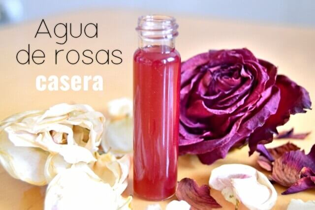 botellita con agua de rosas casera junto a rosas