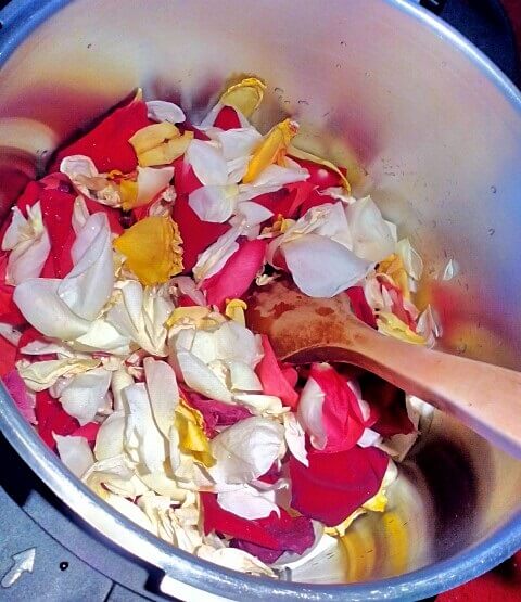 petalos de rosas en cacerola