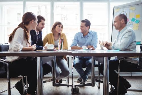 grupo de personas en una reunion