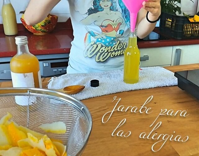 envasando el jarabe para la alergia en una isla de cocina