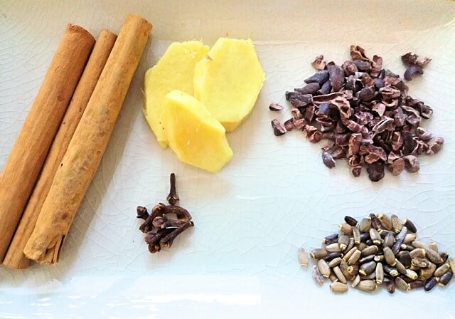 canela, clavo, jengibre, cacao y cardo mariano en un plato blanco