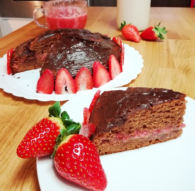 tarta de chocolate rellena de fresas