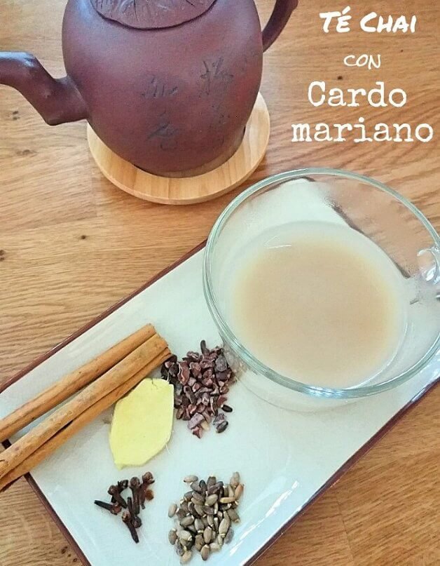 taza y tetera con ingredientes al lado