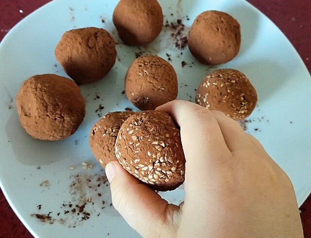 trufas caseras en plato blanco