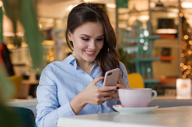 mujer sentada mirando el movil